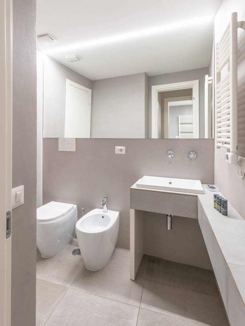 Croce-Apartment-Rome-Gruppo-Rhome-bathroom-6